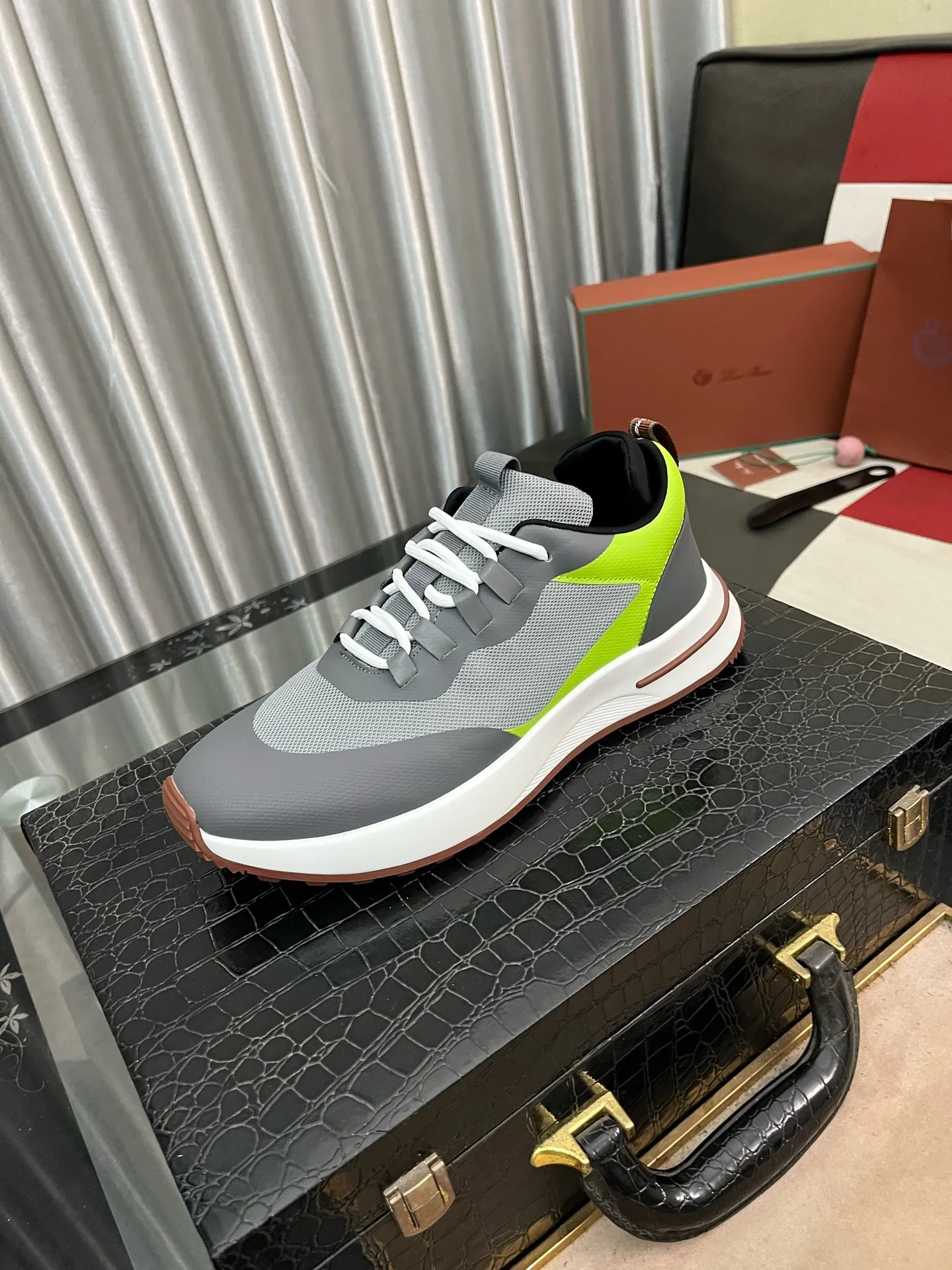 Men's men's shoes💰560⌚️⌚️LoroPiana/Noyo Piana WeekendWalk men's new thick-soled sports shoes, LP lace-up casual shoes that are as comfortable as clouds! The upper is made of cowhide leather, highlighting the sporty style. The lightweight sole adds a touch of modernity to the shoe. Counter original box packaging with dust bag!  Size: 38-449️⃣Colors available